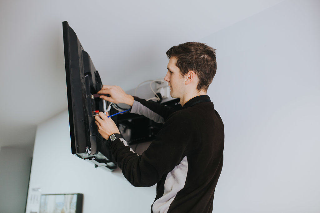 How To Choose the Right Wall Mount TV Bracket Kenner Electrics